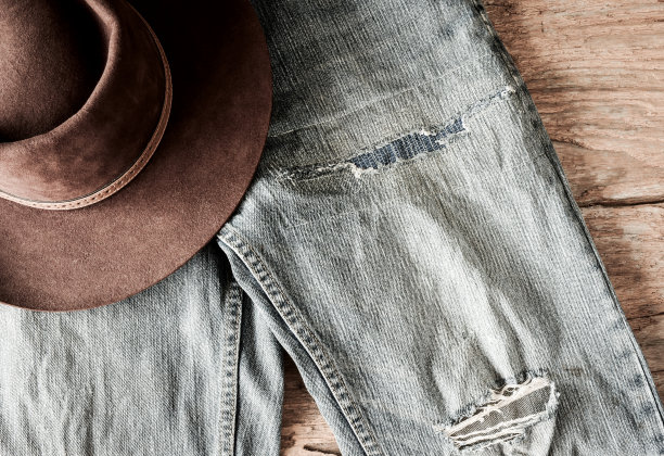 复古风格的牛仔帽和蓝色牛仔裤。图片下载