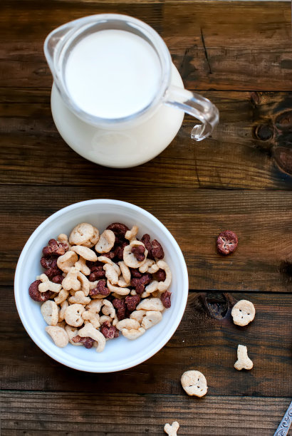 早餐是牛奶和头骨图片下载