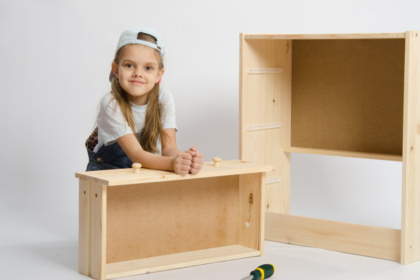 这个孩子坐在一个简陋的箱子里图片下载