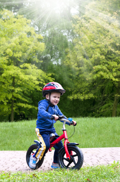 小男孩骑自行车图片下载