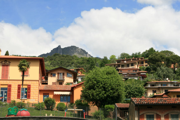 科莫湖梅纳吉奥色彩鲜艳的房子图片下载