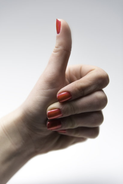 女人竖起大拇指图片下载