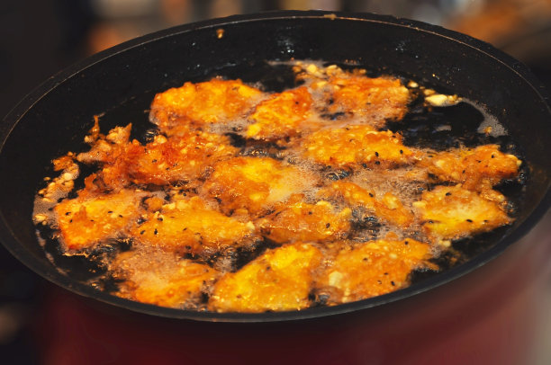 用大平底锅煎香蕉片和白芝麻图片下载