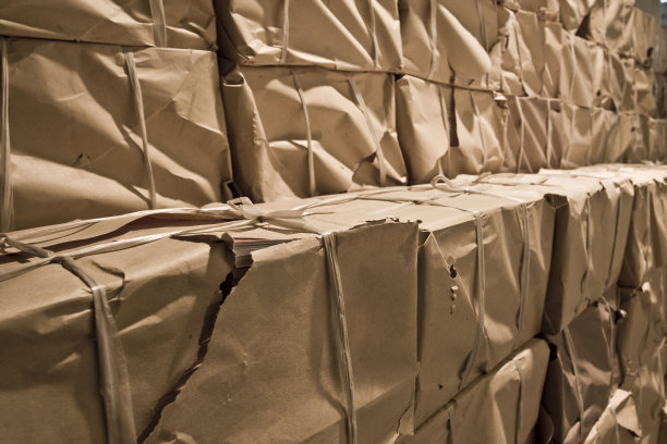 很多打包的印刷品摞在一起图片下载