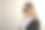 画室里戴着墨镜的金发美女图片下载