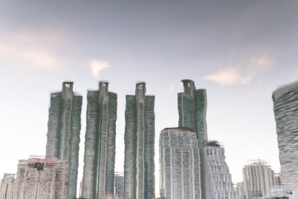 泰国曼谷水上模糊的现代建筑倒影。图片下载