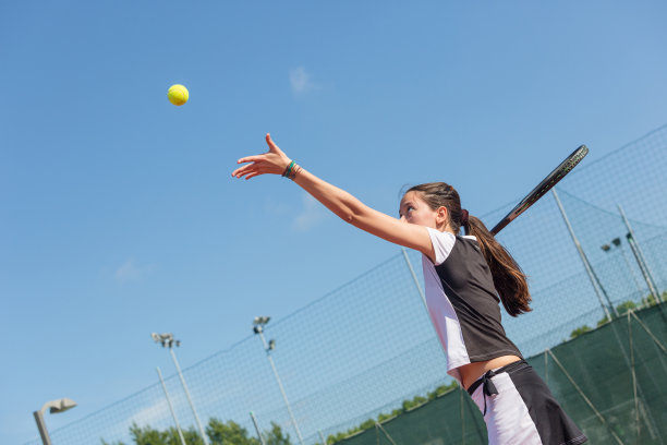 年轻女子打网球图片下载