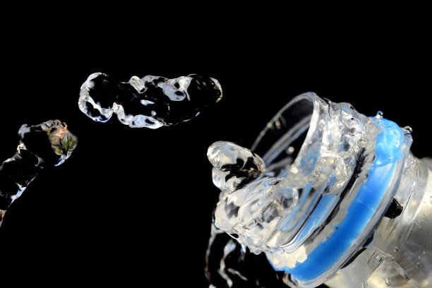 水滴入瓶前的形态图片下载