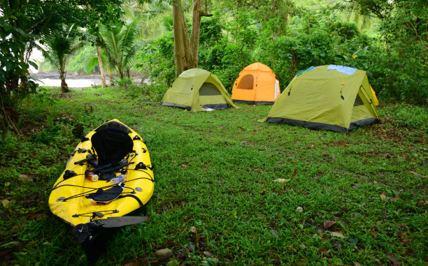 在热带地区划独木舟和露营图片下载