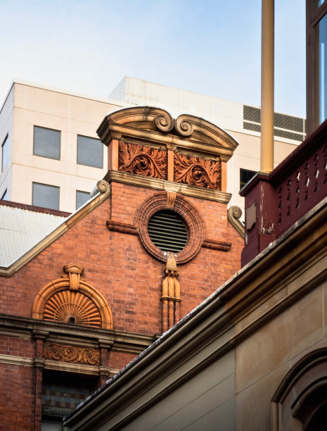 澳大利亚建筑:以蓝天为背景的古典风格建筑图片下载