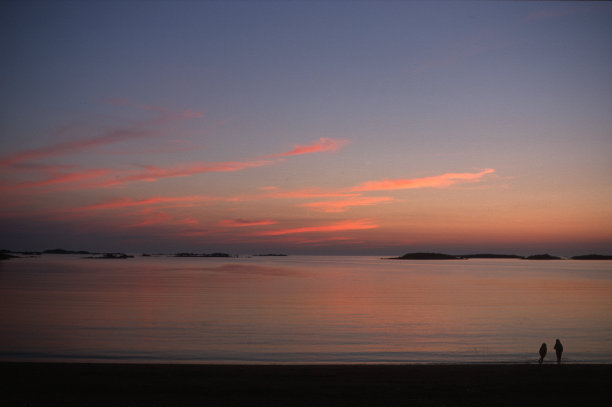 大海前有两个剪影图片下载