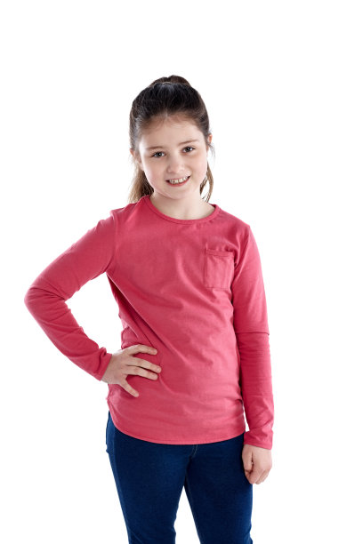 可爱的小女孩站在白色图片下载