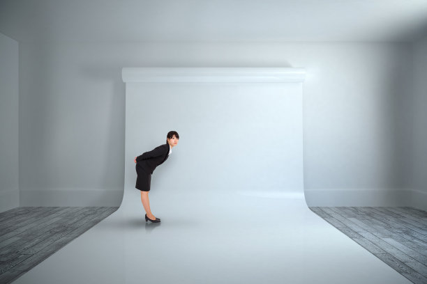 严肃女商人弯腰的复合形象图片下载