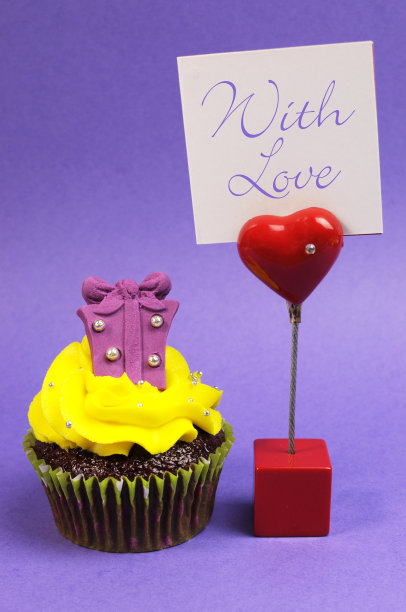 亮黄色的纸杯蛋糕和有爱的标志图片下载