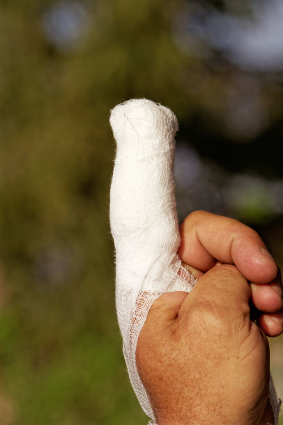 人体伤手及手指上的白色医用绷带图片下载