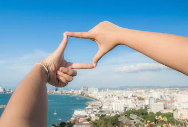 双手在天空中形成一个框架图片下载