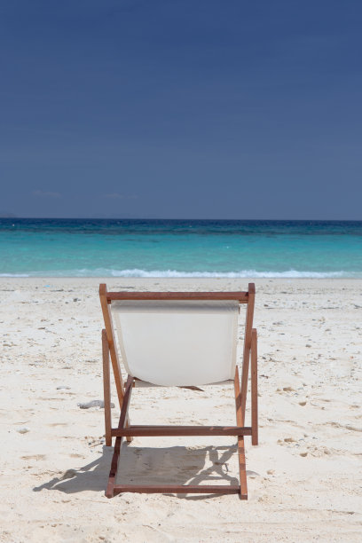 沙滩上的沙滩椅图片下载