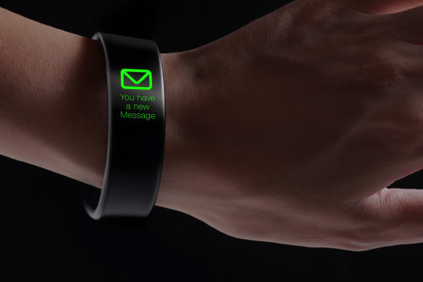 智能腕带上的新消息图标。图片下载