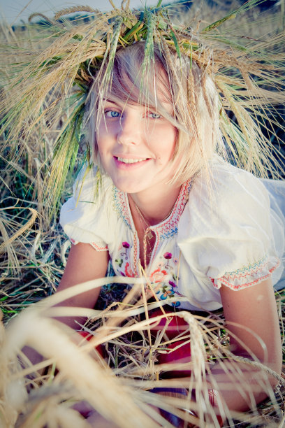 麦田里的年轻女子图片下载