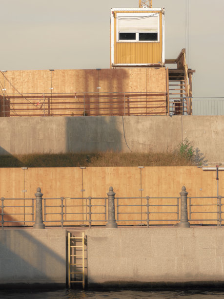 睡阁楼图片下载