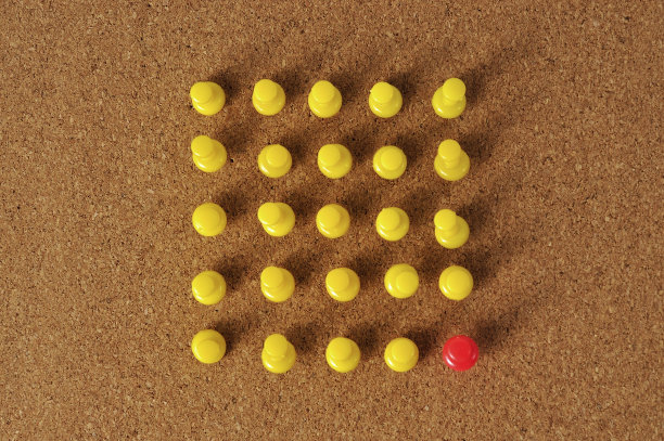 用图钉在板上形成方形，领导概念图片下载