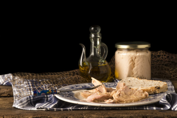 金枪鱼罐头橄榄油图片下载