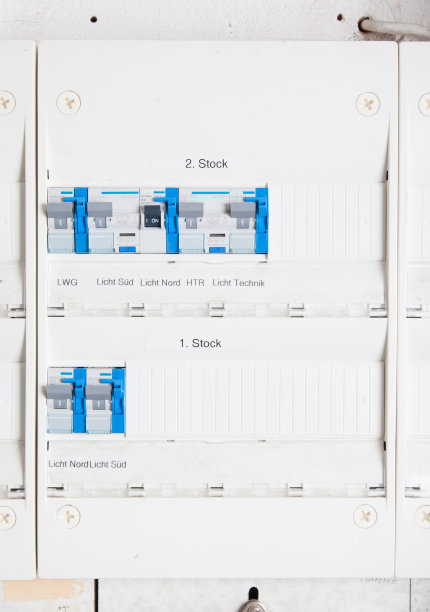 古老的德国保险丝盒，有蓝色的按钮图片下载