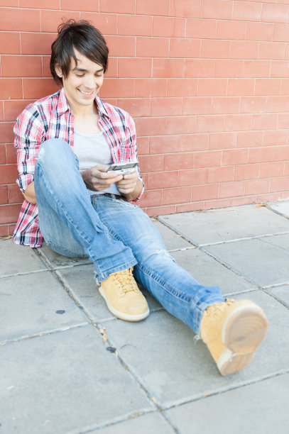 年轻男性发短信图片下载