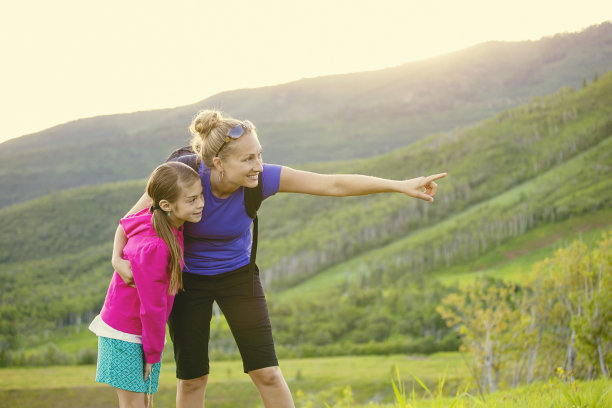 全家一起爬山，一起看野生动物图片下载