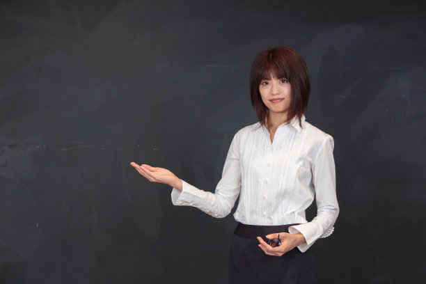 指着黑板的女人图片下载