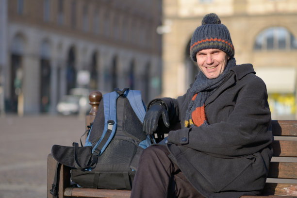 坐在长椅上的游客图片下载