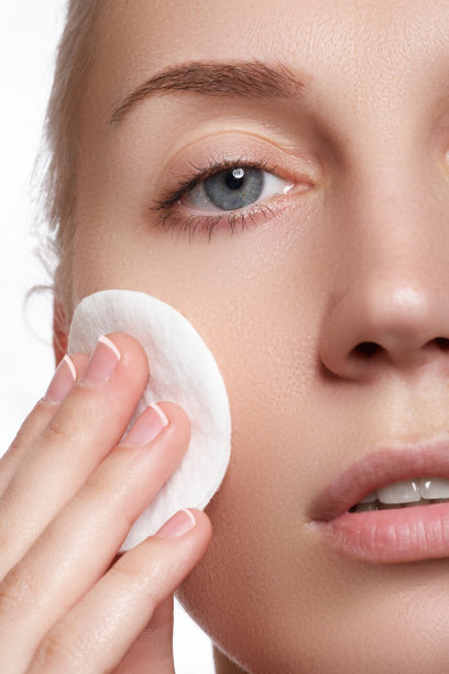 迷人的女人肖像在白色的背景图片下载