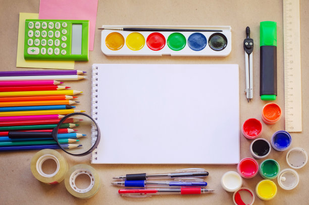 一套学校文具的创意写作和绘画，复制空间，色调照片，回到学校的概念图片下载