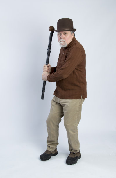 年迈的爱尔兰绅士挥舞着黑色手杖图片下载