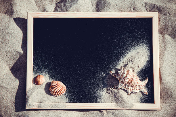 黑板在海边的沙滩上图片下载