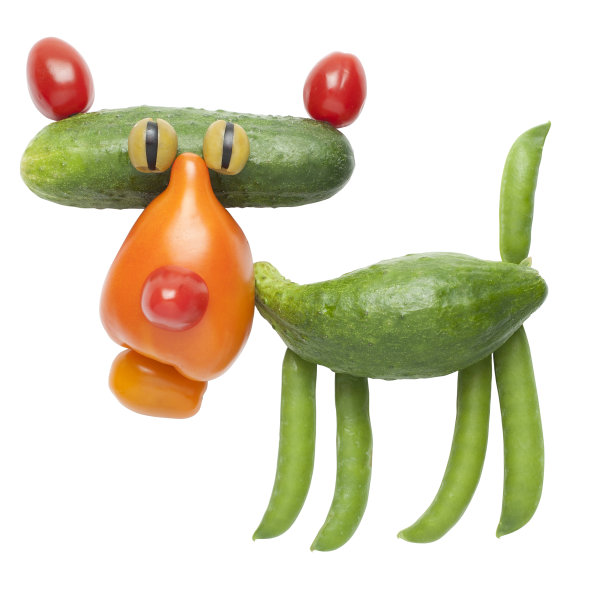 西红柿和黄瓜做成的有趣的老虎图片下载