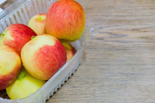 黄色和红色的苹果在木头黑底上图片下载