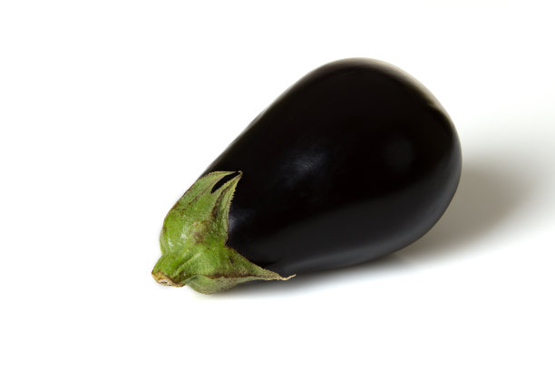 白色背景上的新鲜茄子。图片下载