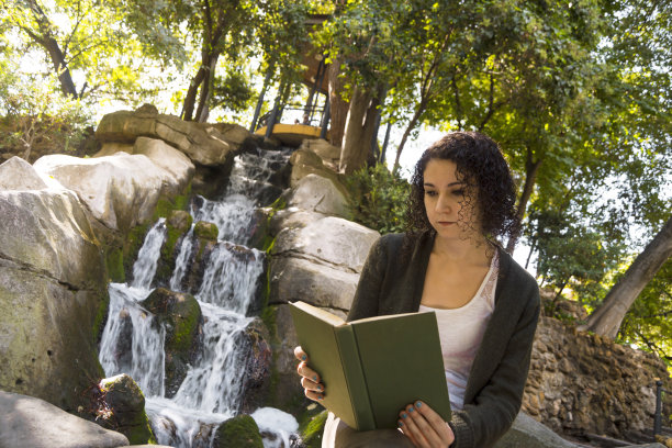 年轻女子在秋天读书图片下载