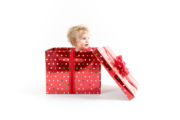 红色圣诞礼品盒里的宝宝图片下载