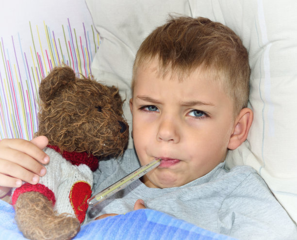 小病孩嘴里叼着体温计图片下载