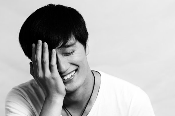 年轻人用手捂着脸图片下载