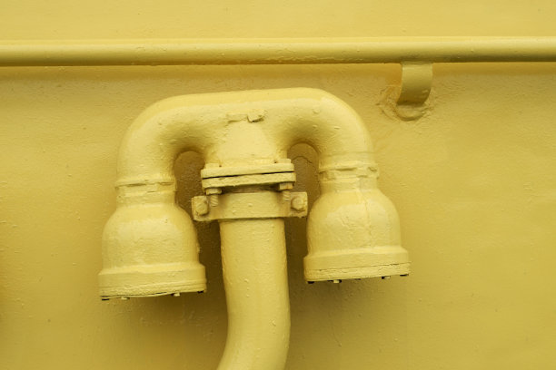 船上装有铁管。图片下载