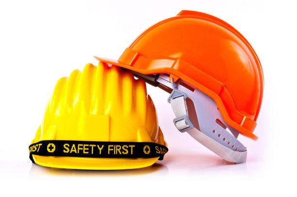 橙色和黄色两顶工程师安全帽。图片下载