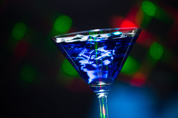 火焰从蓝色泻湖玻璃中喷出来/黑色背景的特写图片下载