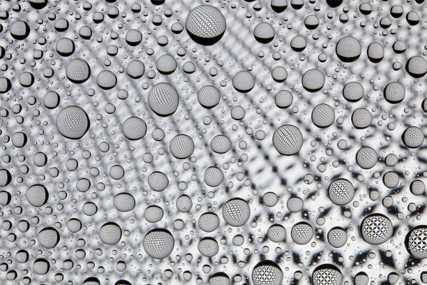 透过玻璃杯上的水滴形成的抽象线条图片下载