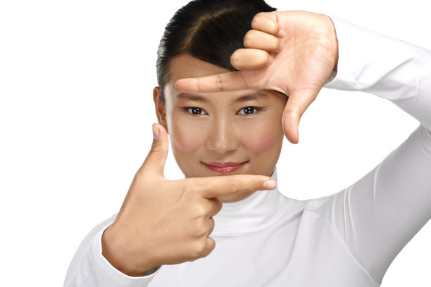 美丽的亚洲女人使一个框架拍摄符号与手图片下载