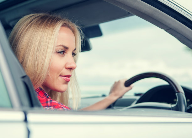 一个年轻女子开着一辆车图片下载