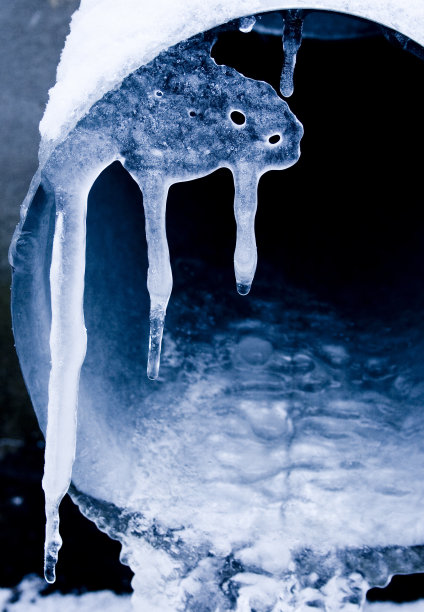 在排水管上的冰是一个小男人的形状图片下载