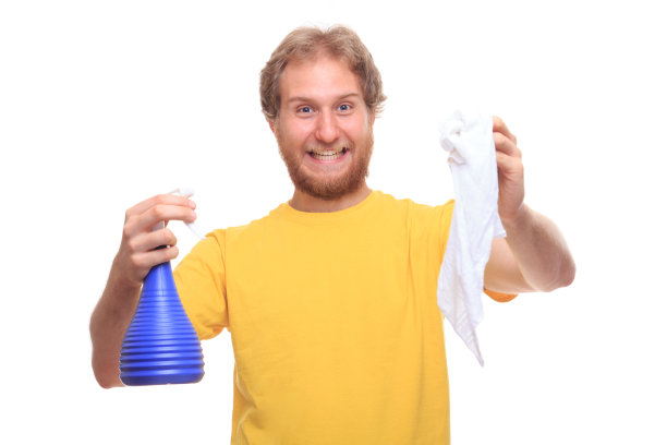 男人用一块布擦干净，然后喷洒图片下载